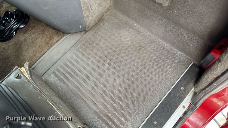 image for item EM2169 1999 International 9300 semi truck