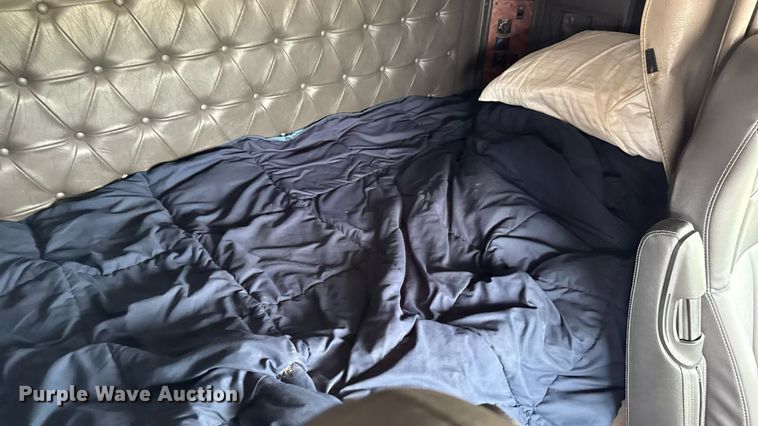 image for item EM2169 1999 International 9300 semi truck