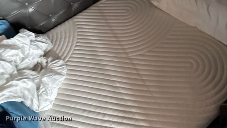 image for item EM2169 1999 International 9300 semi truck