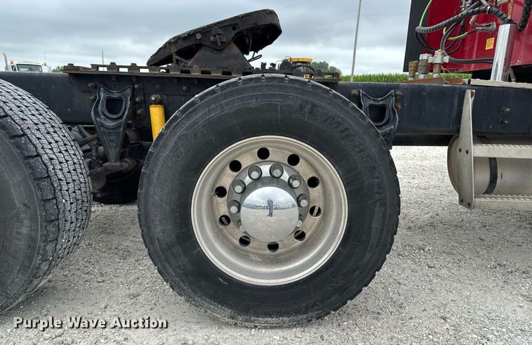 image for item EM2169 1999 International 9300 semi truck