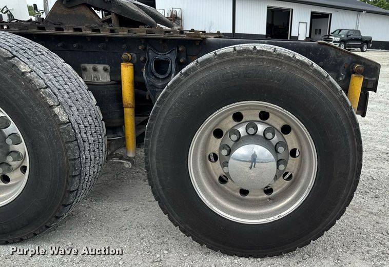 image for item EM2169 1999 International 9300 semi truck