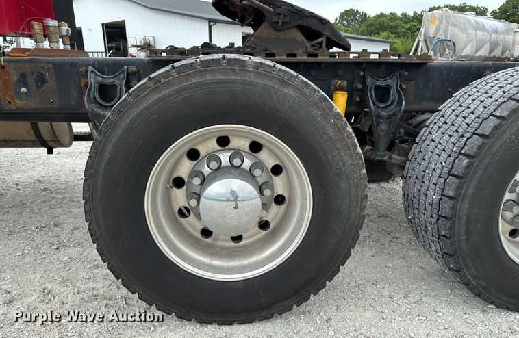 image for item EM2169 1999 International 9300 semi truck