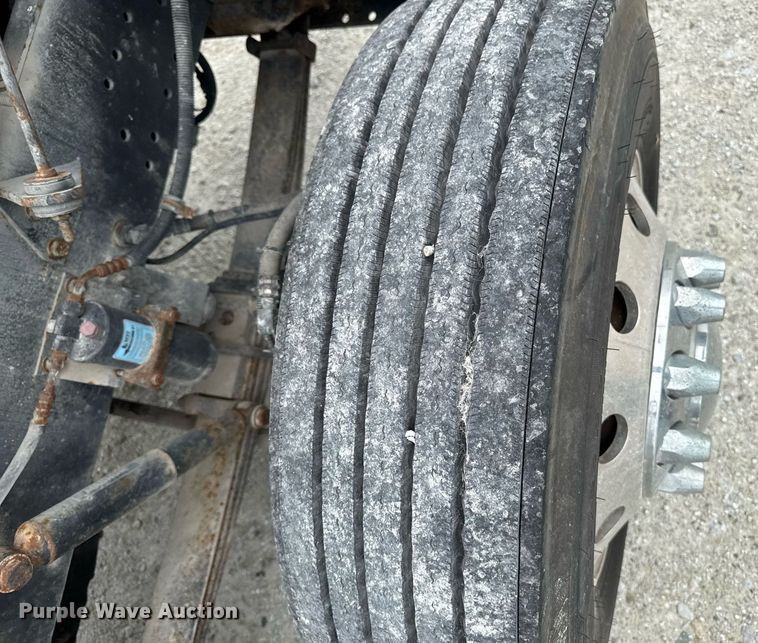 image for item EM2169 1999 International 9300 semi truck