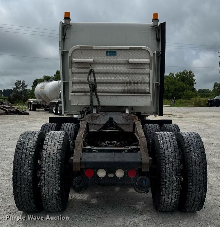 image for item EM2171 2015 Kenworth T880 semi truck