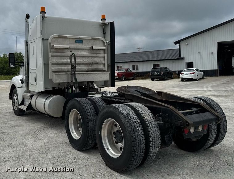 image for item EM2171 2015 Kenworth T880 semi truck