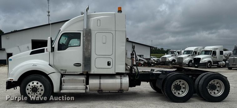 image for item EM2171 2015 Kenworth T880 semi truck