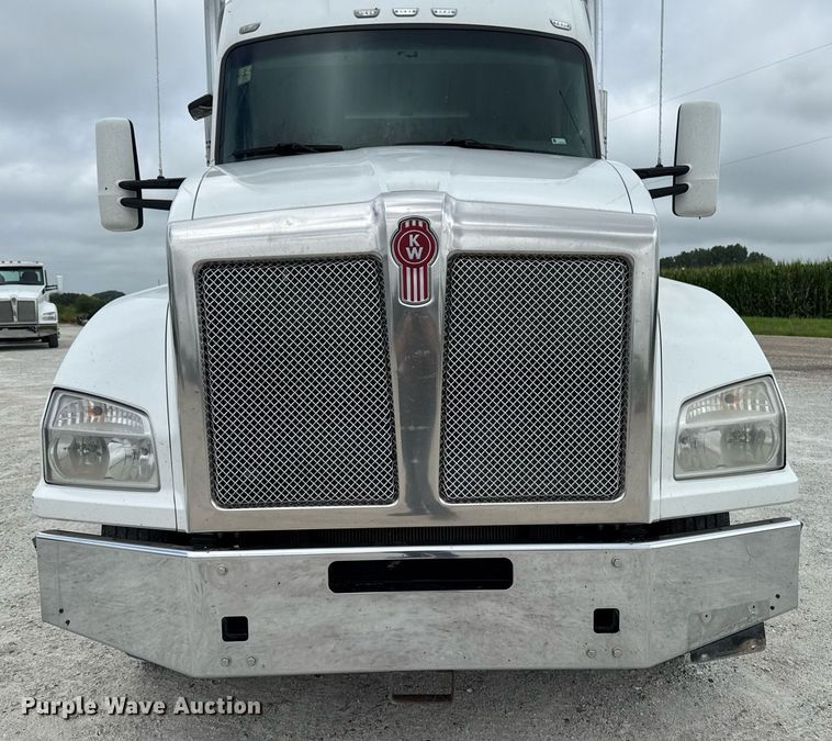 image for item EM2171 2015 Kenworth T880 semi truck
