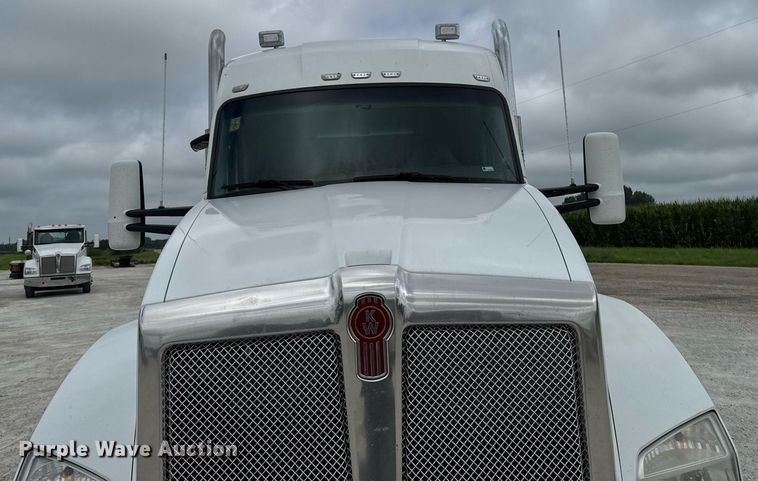 image for item EM2171 2015 Kenworth T880 semi truck