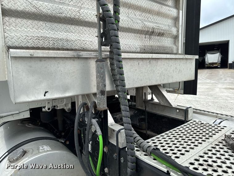 image for item EM2171 2015 Kenworth T880 semi truck