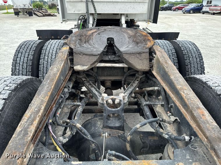 image for item EM2171 2015 Kenworth T880 semi truck