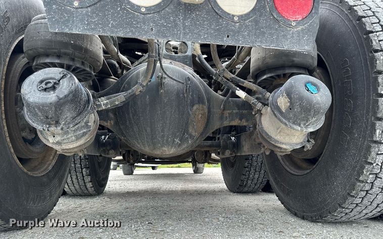 image for item EM2171 2015 Kenworth T880 semi truck