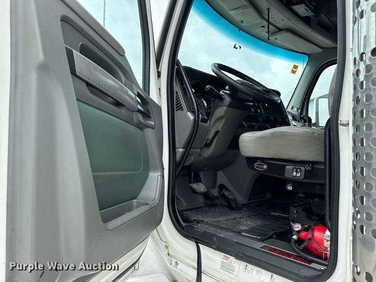 image for item EM2171 2015 Kenworth T880 semi truck