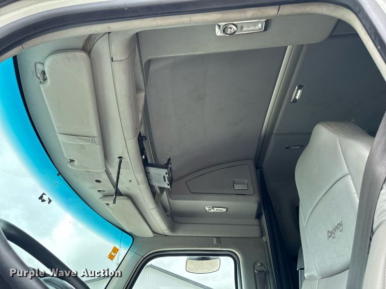 image for item EM2171 2015 Kenworth T880 semi truck