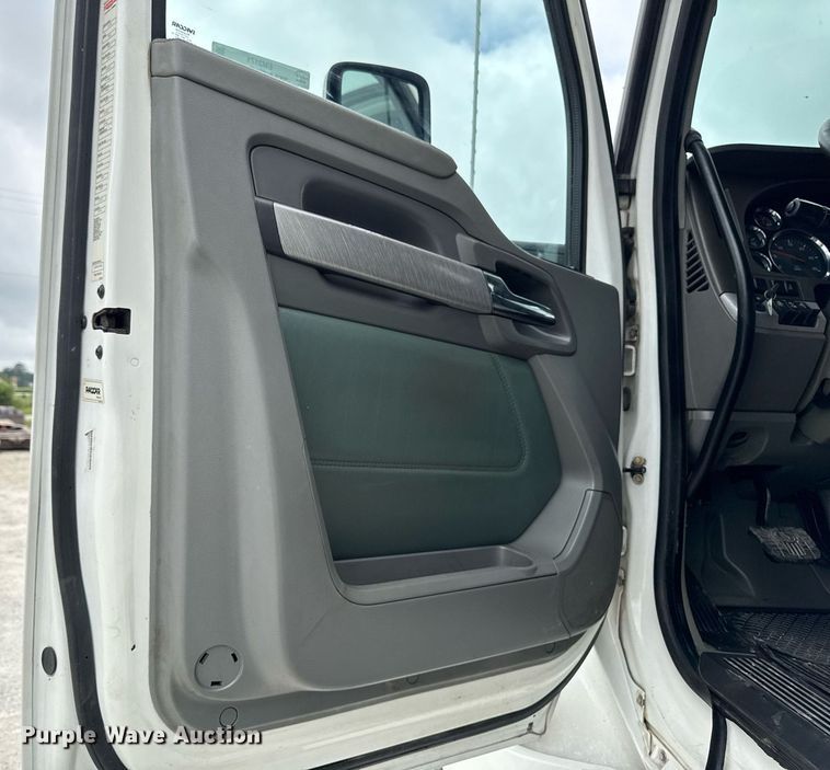 image for item EM2171 2015 Kenworth T880 semi truck