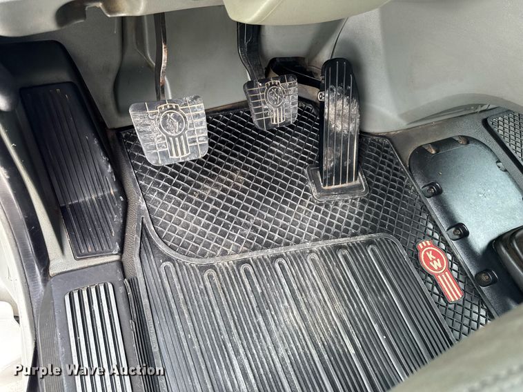 image for item EM2171 2015 Kenworth T880 semi truck