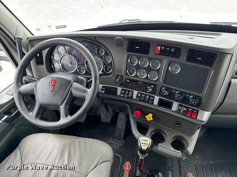 image for item EM2171 2015 Kenworth T880 semi truck