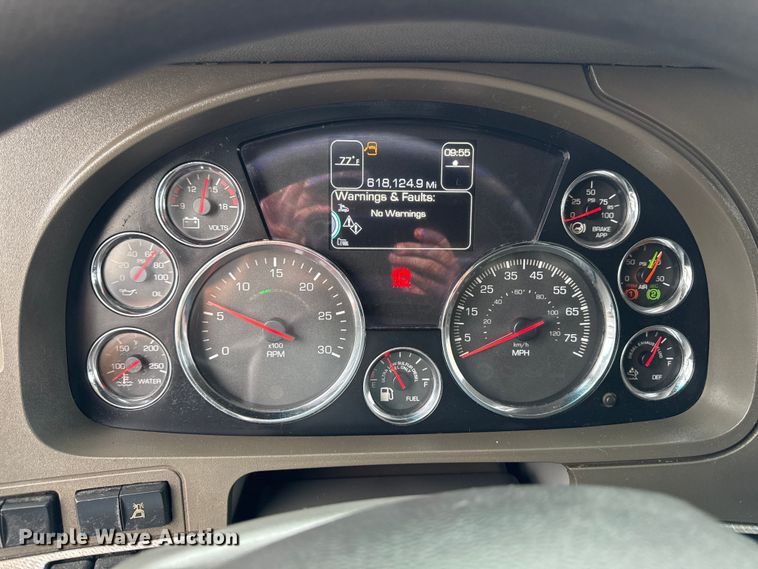 image for item EM2171 2015 Kenworth T880 semi truck