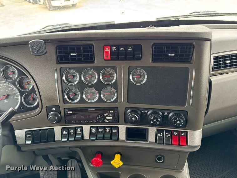 image for item EM2171 2015 Kenworth T880 semi truck
