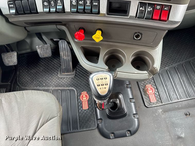 image for item EM2171 2015 Kenworth T880 semi truck