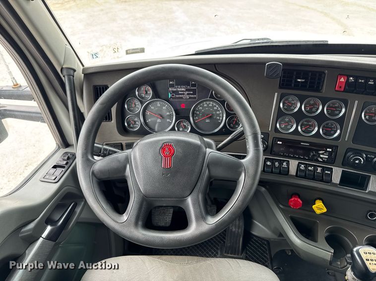 image for item EM2171 2015 Kenworth T880 semi truck