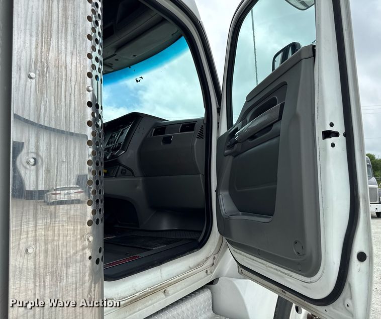 image for item EM2171 2015 Kenworth T880 semi truck