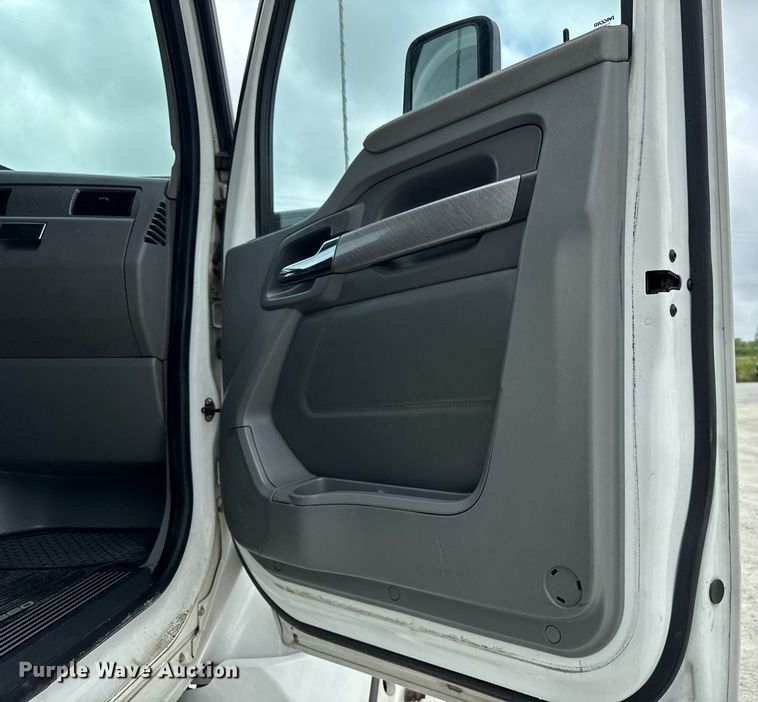 image for item EM2171 2015 Kenworth T880 semi truck