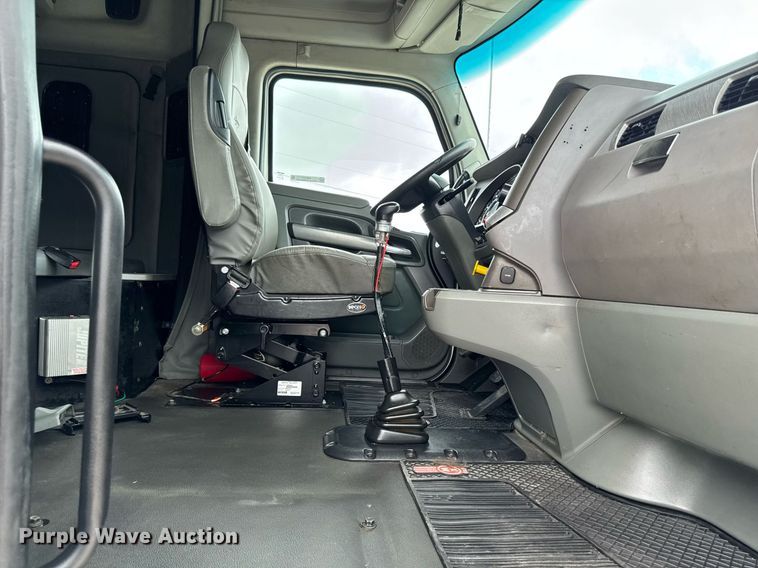 image for item EM2171 2015 Kenworth T880 semi truck