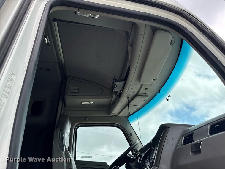 image for item EM2171 2015 Kenworth T880 semi truck