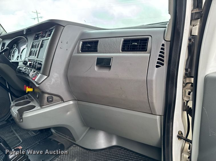 image for item EM2171 2015 Kenworth T880 semi truck