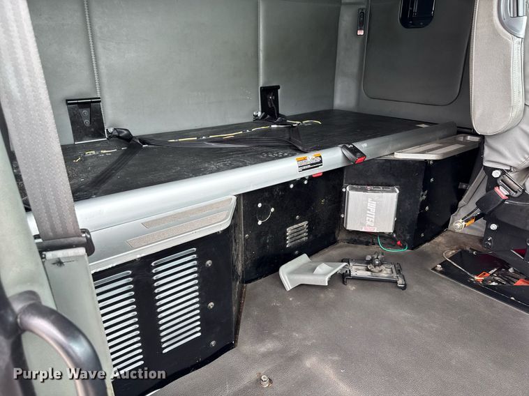 image for item EM2171 2015 Kenworth T880 semi truck