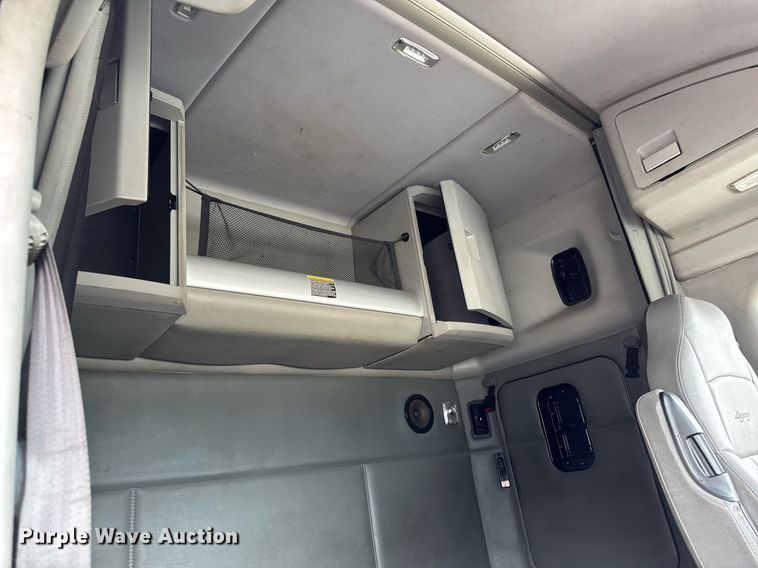 image for item EM2171 2015 Kenworth T880 semi truck