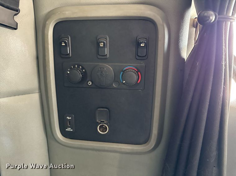 image for item EM2171 2015 Kenworth T880 semi truck