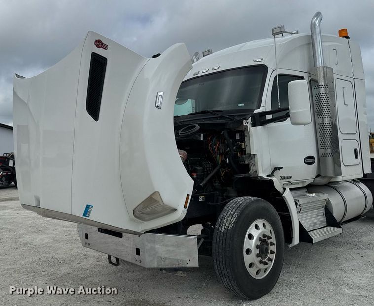 image for item EM2171 2015 Kenworth T880 semi truck