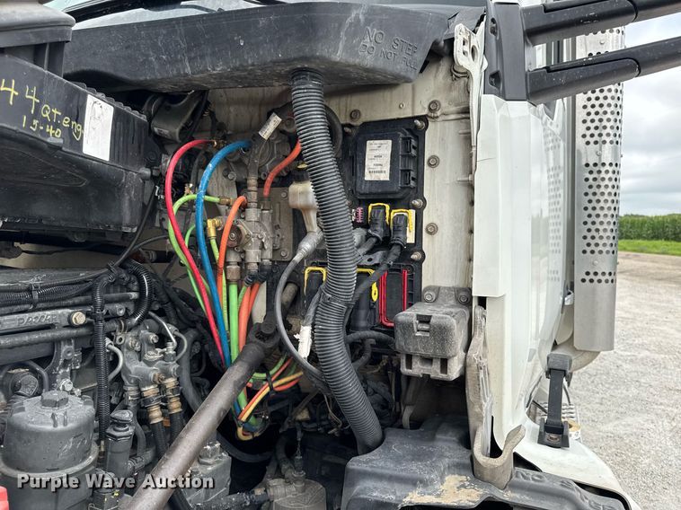 image for item EM2171 2015 Kenworth T880 semi truck