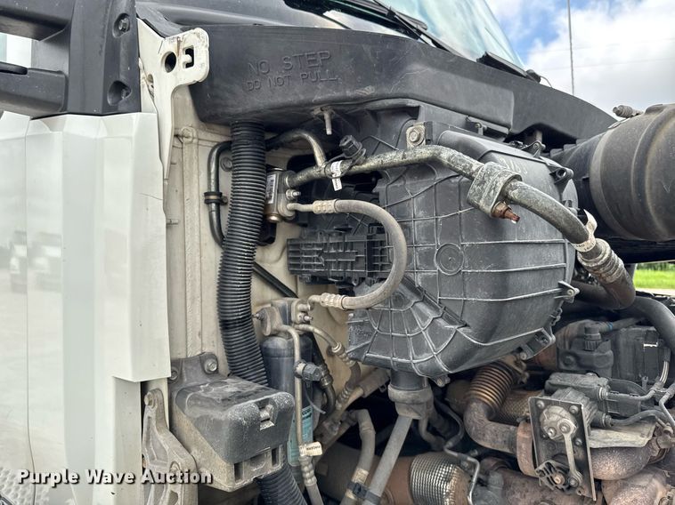 image for item EM2171 2015 Kenworth T880 semi truck