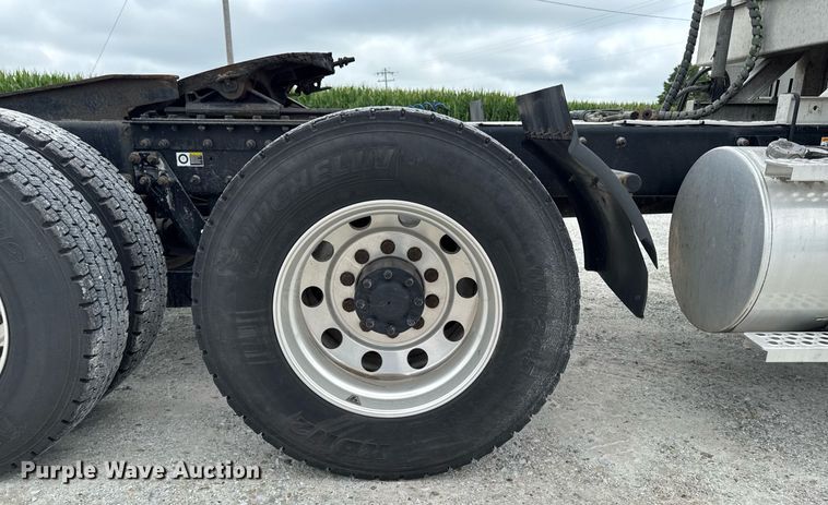 image for item EM2171 2015 Kenworth T880 semi truck