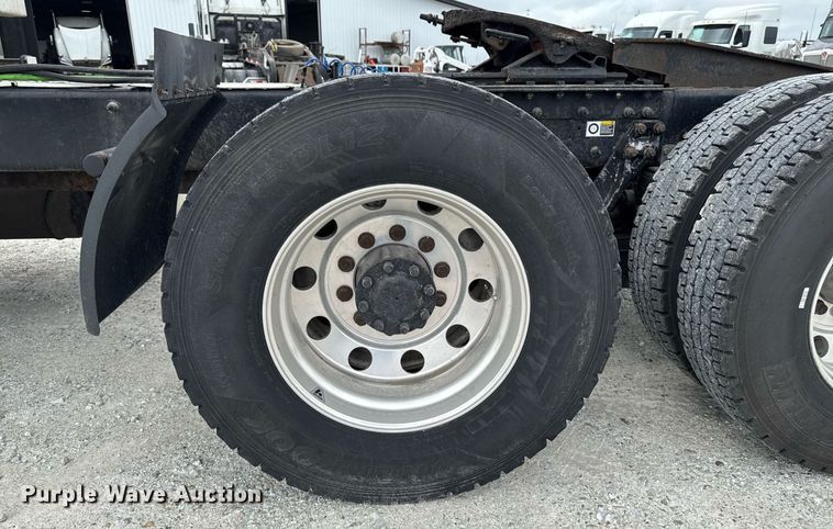 image for item EM2171 2015 Kenworth T880 semi truck