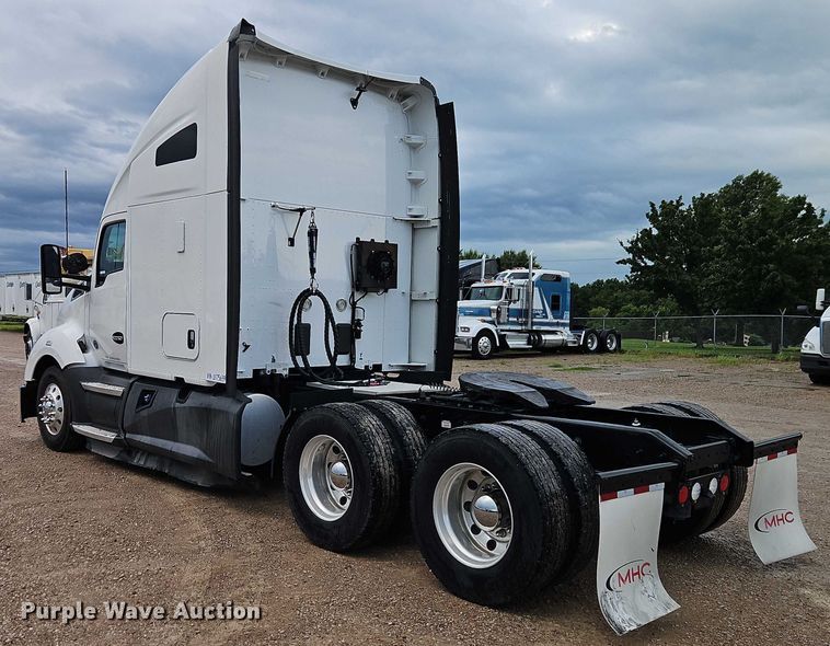 image for item EO4558 2018 Kenworth T680 semi truck