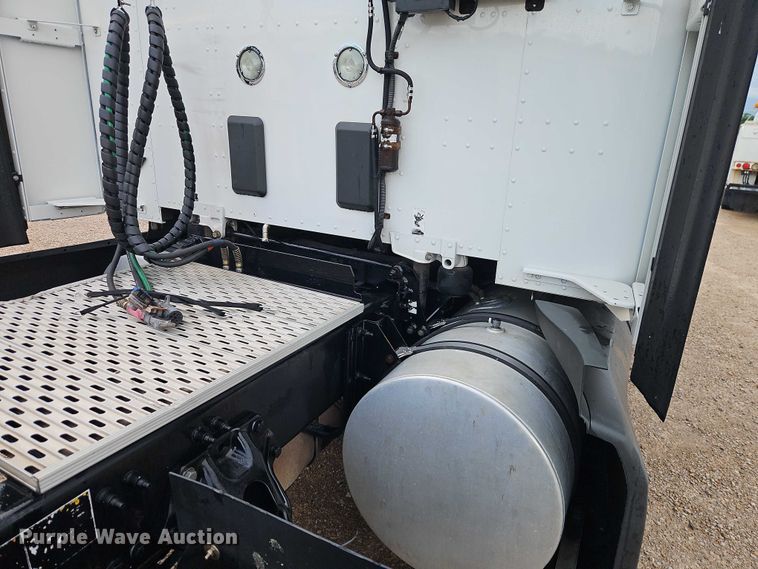 image for item EO4558 2018 Kenworth T680 semi truck