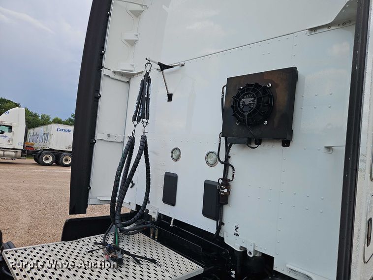 image for item EO4558 2018 Kenworth T680 semi truck