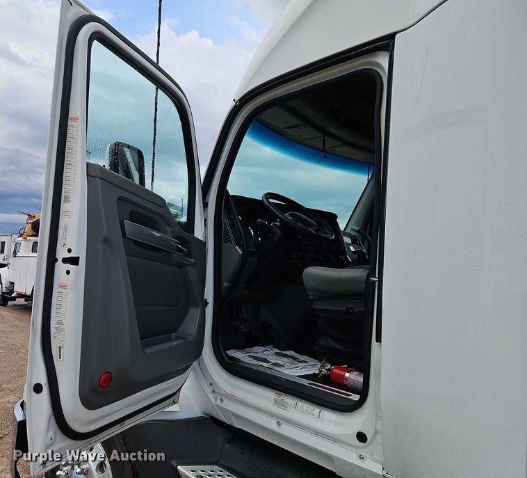 image for item EO4558 2018 Kenworth T680 semi truck