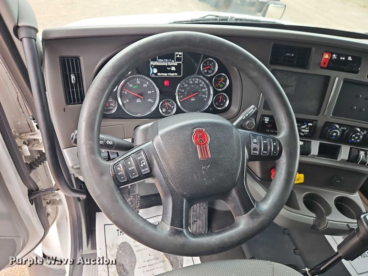 image for item EO4558 2018 Kenworth T680 semi truck