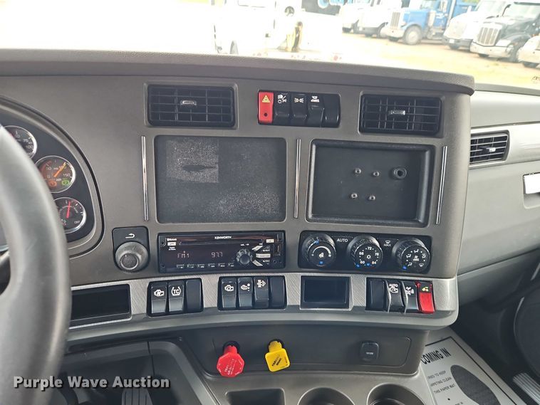 image for item EO4558 2018 Kenworth T680 semi truck