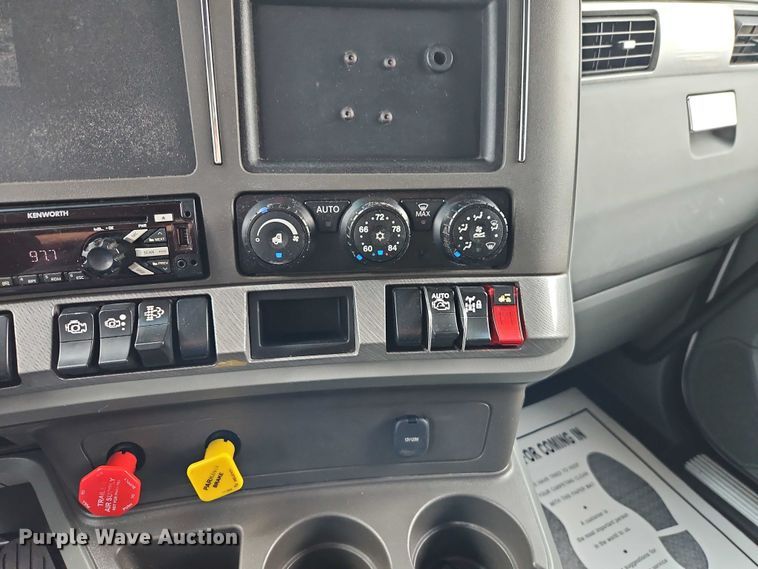 image for item EO4558 2018 Kenworth T680 semi truck