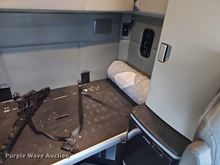 image for item EO4558 2018 Kenworth T680 semi truck