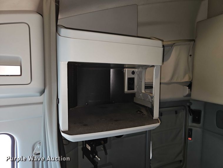 image for item EO4558 2018 Kenworth T680 semi truck