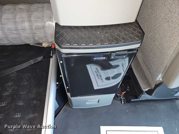 image for item EO4558 2018 Kenworth T680 semi truck