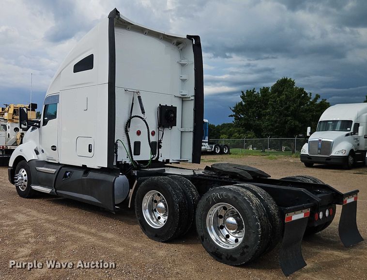 image for item EO4559 2017 Kenworth T680 semi truck