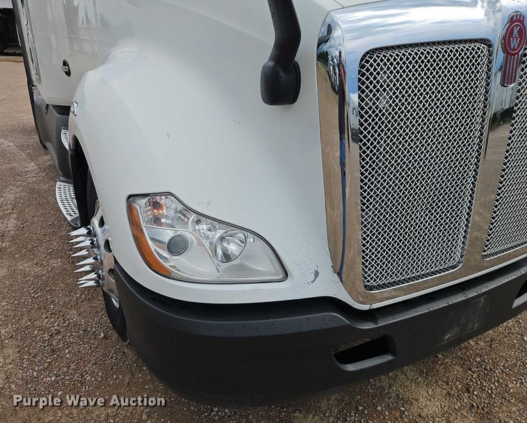 image for item EO4559 2017 Kenworth T680 semi truck