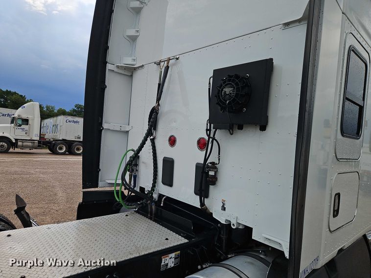 image for item EO4559 2017 Kenworth T680 semi truck